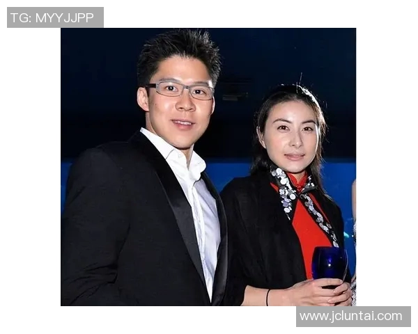 霍启刚家族背景揭秘及其与足球明星的紧密联系